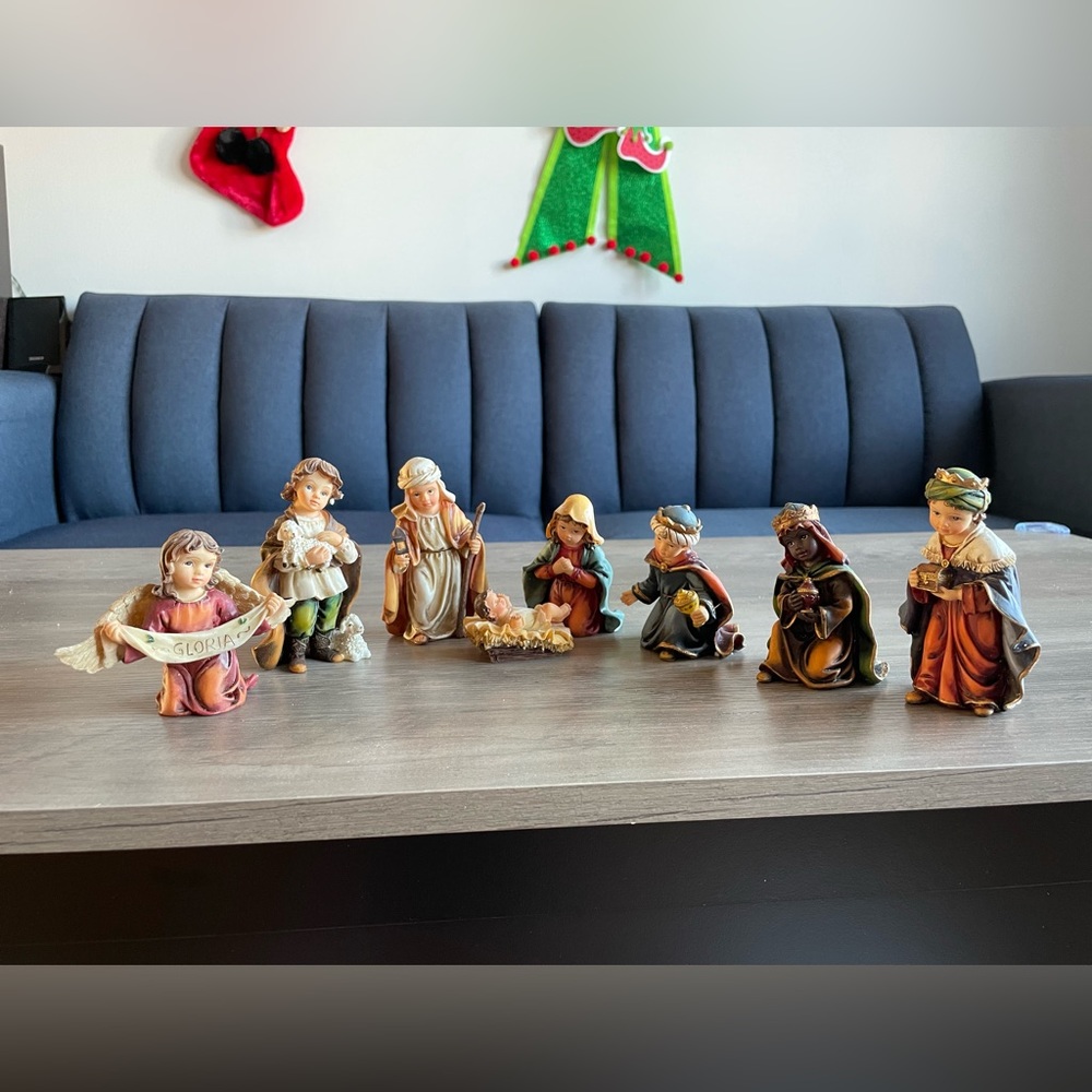 Set of eight figures of Jesus born